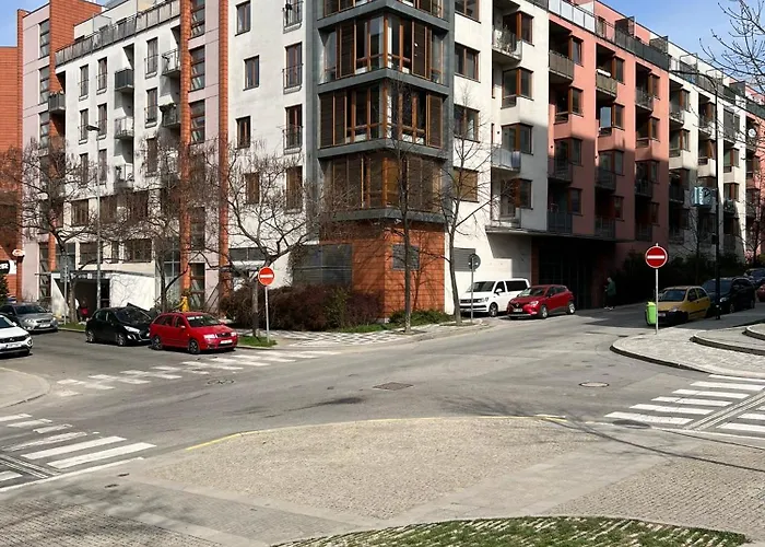 B L Modern With Parking * براغ